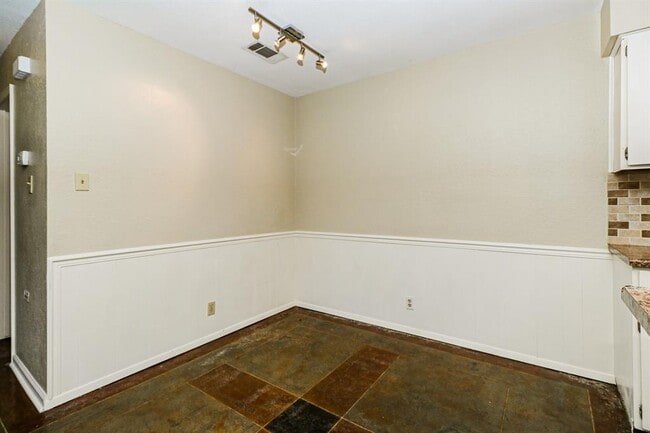 Building Photo - 9903 Hundred Oaks Cir