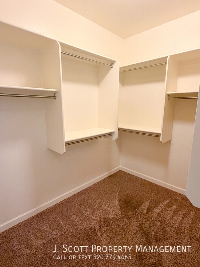 Building Photo - 9411 W Oregon Ave