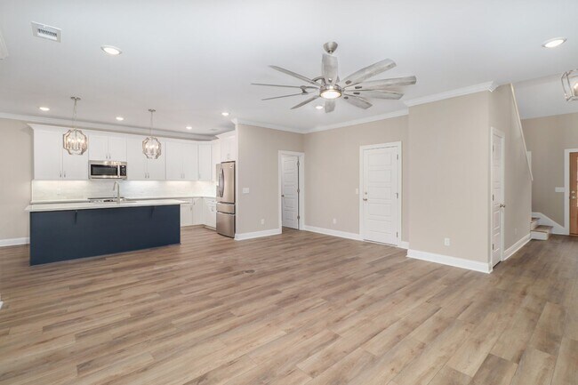 Building Photo - 204 Pineland Dr