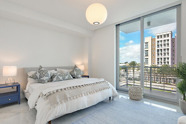 Building Photo - 485 E Royal Palm Rd