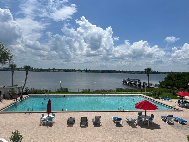 Building Photo - Stunning 2 bed 2 bath condo with terrific ...