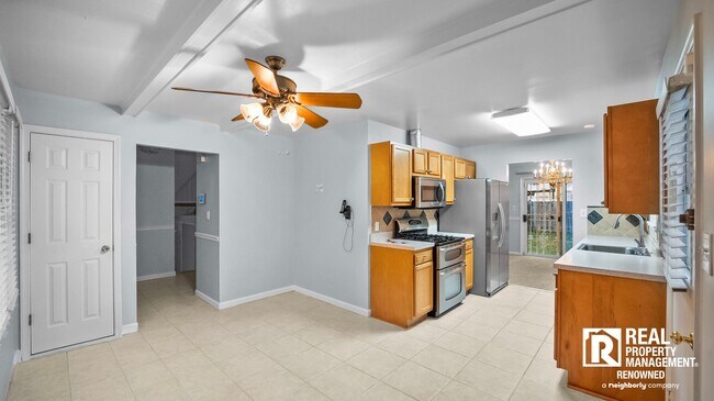 Building Photo - Lovely 4 BR/2.5 BA Split-level in Quite Ne...