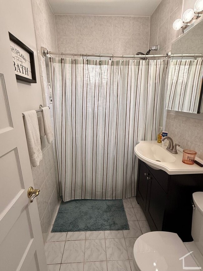 Building Photo - Beautiful Brighton townhouse with in unit laundry and included parking available 9/1/26