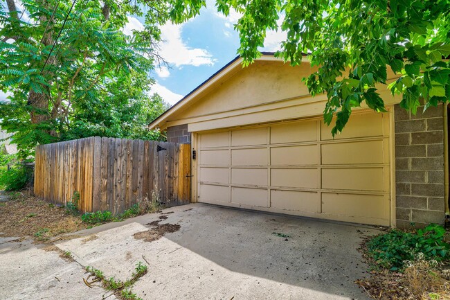 Building Photo - Craftsman brick Highlands home with fenced...