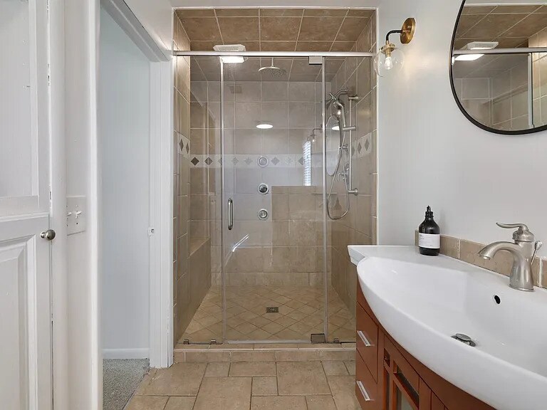 Building Photo - 436 Foothill Dr