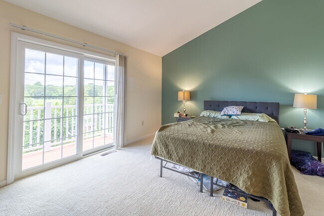 Building Photo - Spacious Luxury Multi Level, 2 Bedroom Condo
