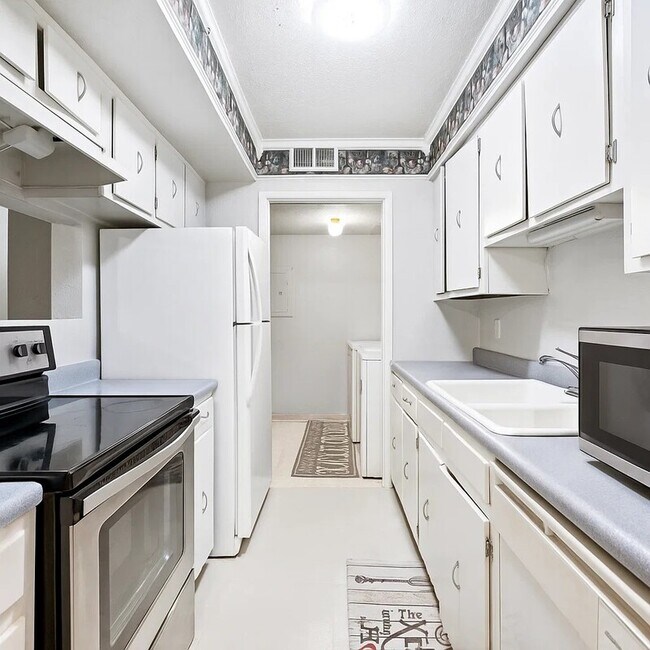 Building Photo - 810 Bellevue Rd