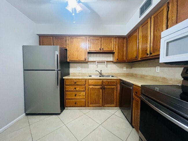 Building Photo - 9875 Pineapple Tree Dr