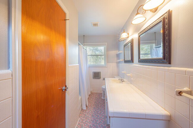 Building Photo - 202 Confederate Dr N