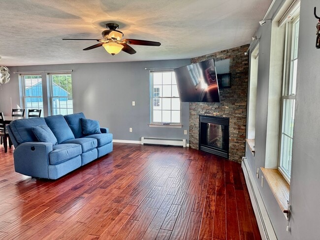 Building Photo - Like New 3BR, 1.5 bathroom Colonial For Rent