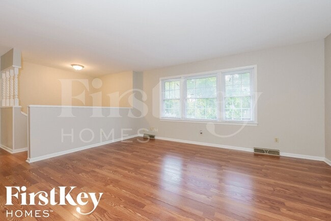 Building Photo - 909 NE 81st St