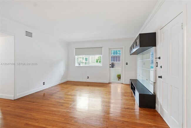 Building Photo - 9881 W Bay Harbor Dr