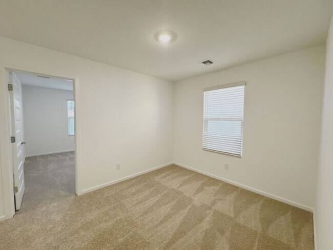 Building Photo - NEW 5 BEDROOM 3 BATHROOM HOME AVILABLE FOR RENT!