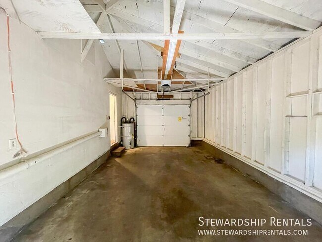 Building Photo - 2110 W 18th Ave