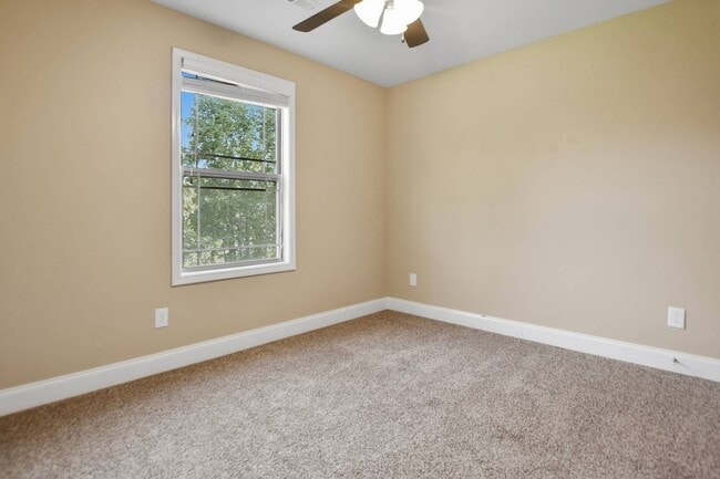 Building Photo - Three Bedroom in Magnolia Place!