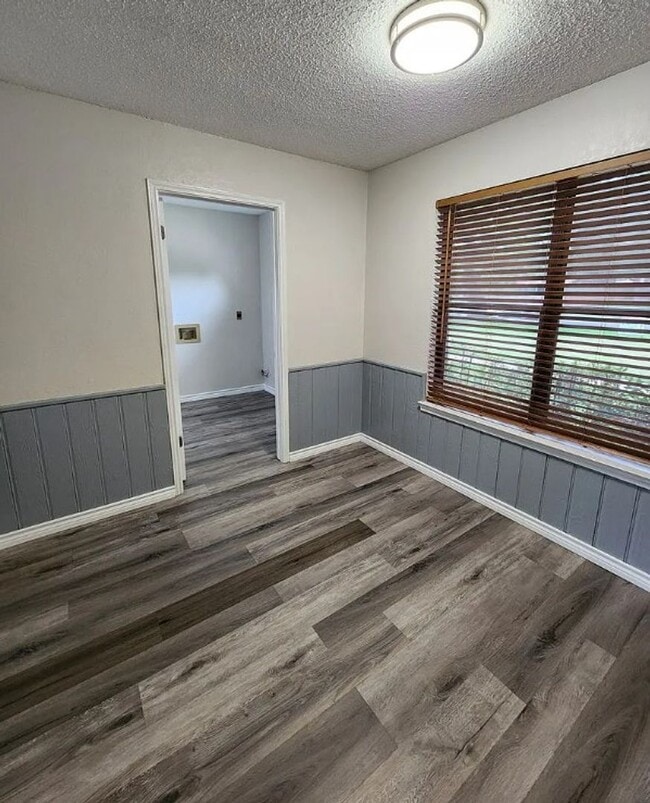 Building Photo - COMING SOON!! 3 Bed 2 Bath