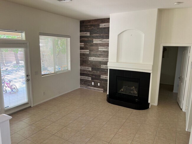 Building Photo - Electric and Solar included in rent