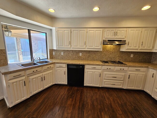 Building Photo - AVAILABLE NOW!