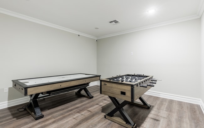 Building Photo - Luxury 1- & 2-Bedroom Apartments in Paramu...