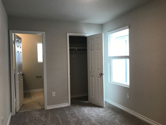 Building Photo - Townhome for rent