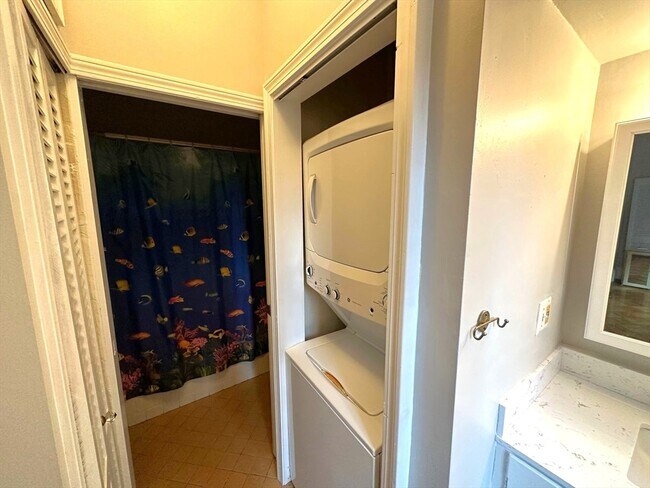 Building Photo - 32 Gloucester St