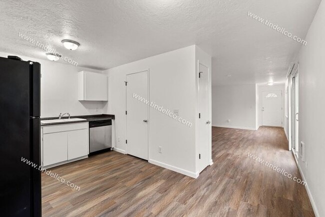 Building Photo - 3 Bedroom Home with New LVP, Fenced Yard & Attached Garage located on Cul-De-Sac!