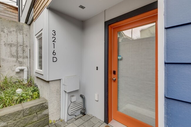 Building Photo - Queen Anne West Townhome with A/C Availabl...