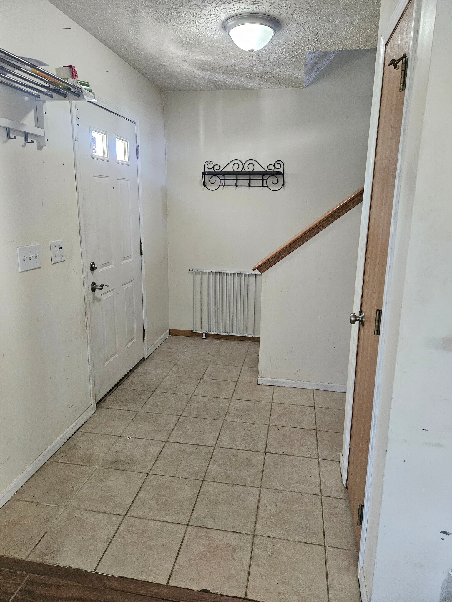 Entry way and closet - 1606 Metcalfe Ave