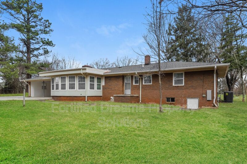 Building Photo - 5805 Highlawn Dr