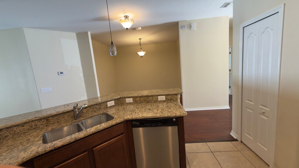 Building Photo - 4008 Shade Tree Ln