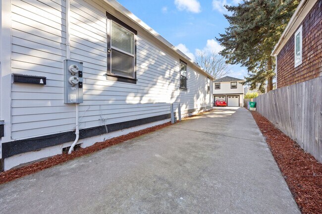 Building Photo - 216 NE Tillamook St