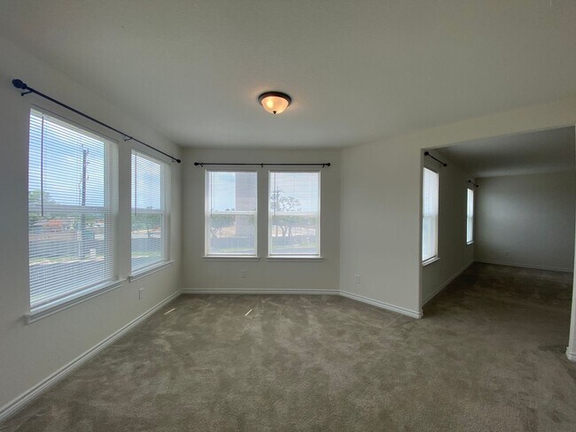 Building Photo - EDGEBROOK