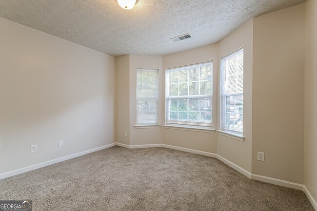 Building Photo - 2000 Redwood Trace