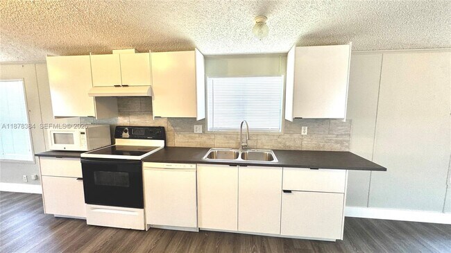 Building Photo - 220 NE 12th Ave