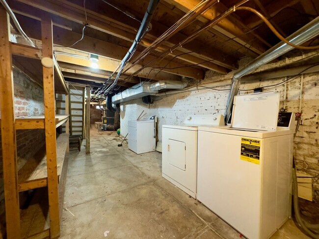 Building Photo - Charming 2-Bedroom Townhome with Modern Co...