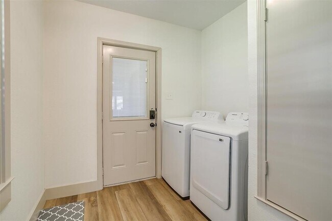 Building Photo - 3820 Calmont Ave