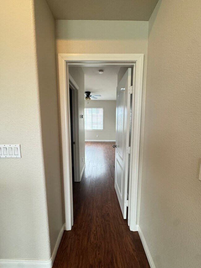 Building Photo - Adorable 3-Bed, 3-Bath Home in Gated Commu...