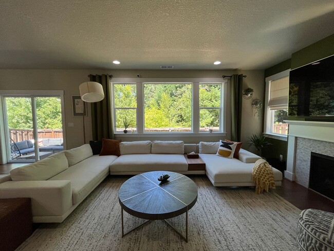 Building Photo - Beautiful 4Bd + 2Ba With Gorgeous Green Vi...