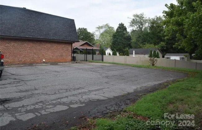 Building Photo - Private 2BD/1.5BA Townhouse in Prime NW Hi...