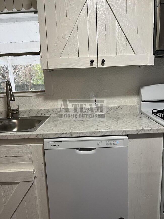Building Photo - Renovated 2 Bed 1 Bath house for rent in T...