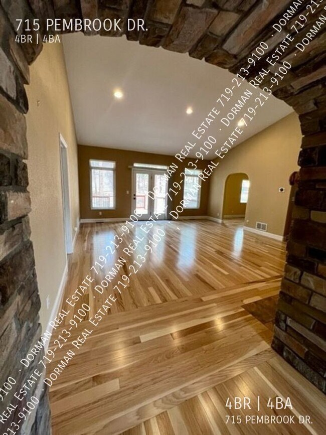 Building Photo - 715 Pembrook Dr