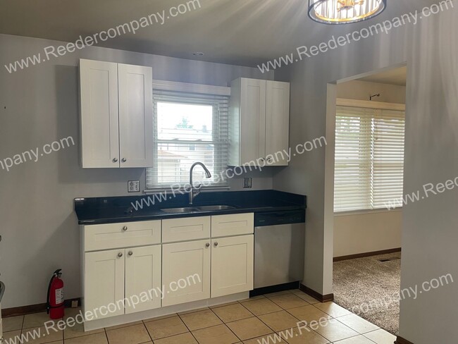 Building Photo - Remodeled 3 bedroom blocks from Munster Mi...