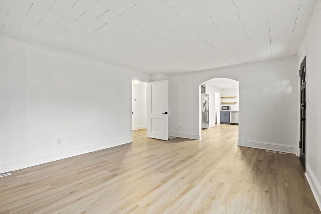 Building Photo - Nicely maintained 3 Bed, 1 Bath Single-Level Home with Bonus Sunroom