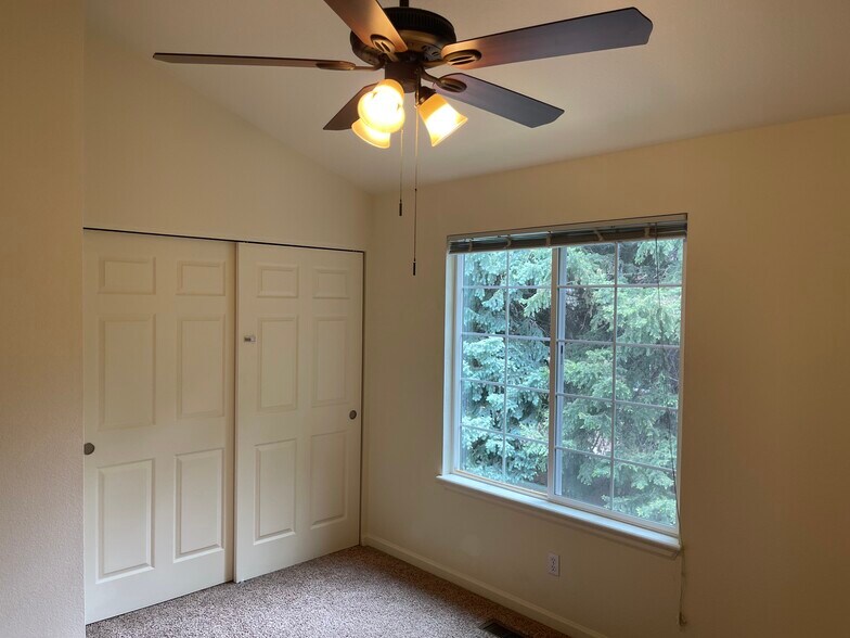 Building Photo - 806 Summer Dr