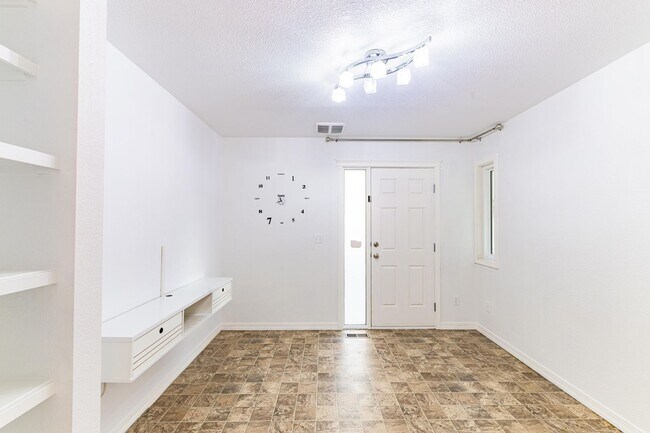 Building Photo - Private Oasis with Panoramic Mountain Views – 4 BR Plus Bonus Room / Office