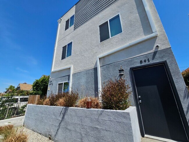 Building Photo - 32(839)