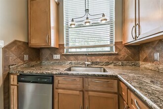 Building Photo - 2533 Potomac Dr