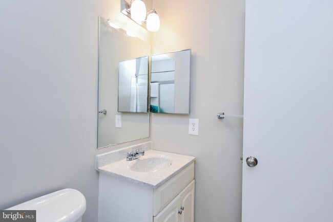 Building Photo - 15043 Cherrywood Dr