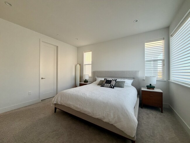 Building Photo - 561 Pilgrim Dr