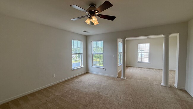 Building Photo - Large Spotsy Colonial